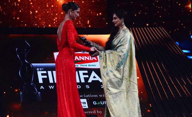 check-out-bollywood-stars-at-61st-filmfare-awards-2016-36